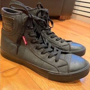 Levi’s size 8 Men’s tall sneakers